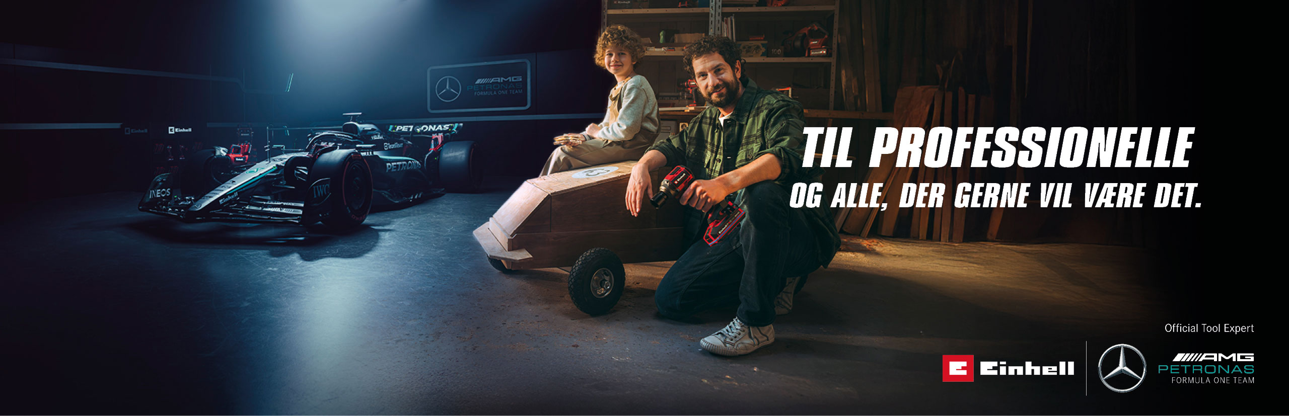 En far og et barn i et værksted med en hjemmelavet sæbekassebil. I baggrunden står en Mercedes-AMG PETRONAS Formel 1-bil og Einhell-værktøj. Tekst til højre: »For professionelle og dem, der gerne vil blive det.«