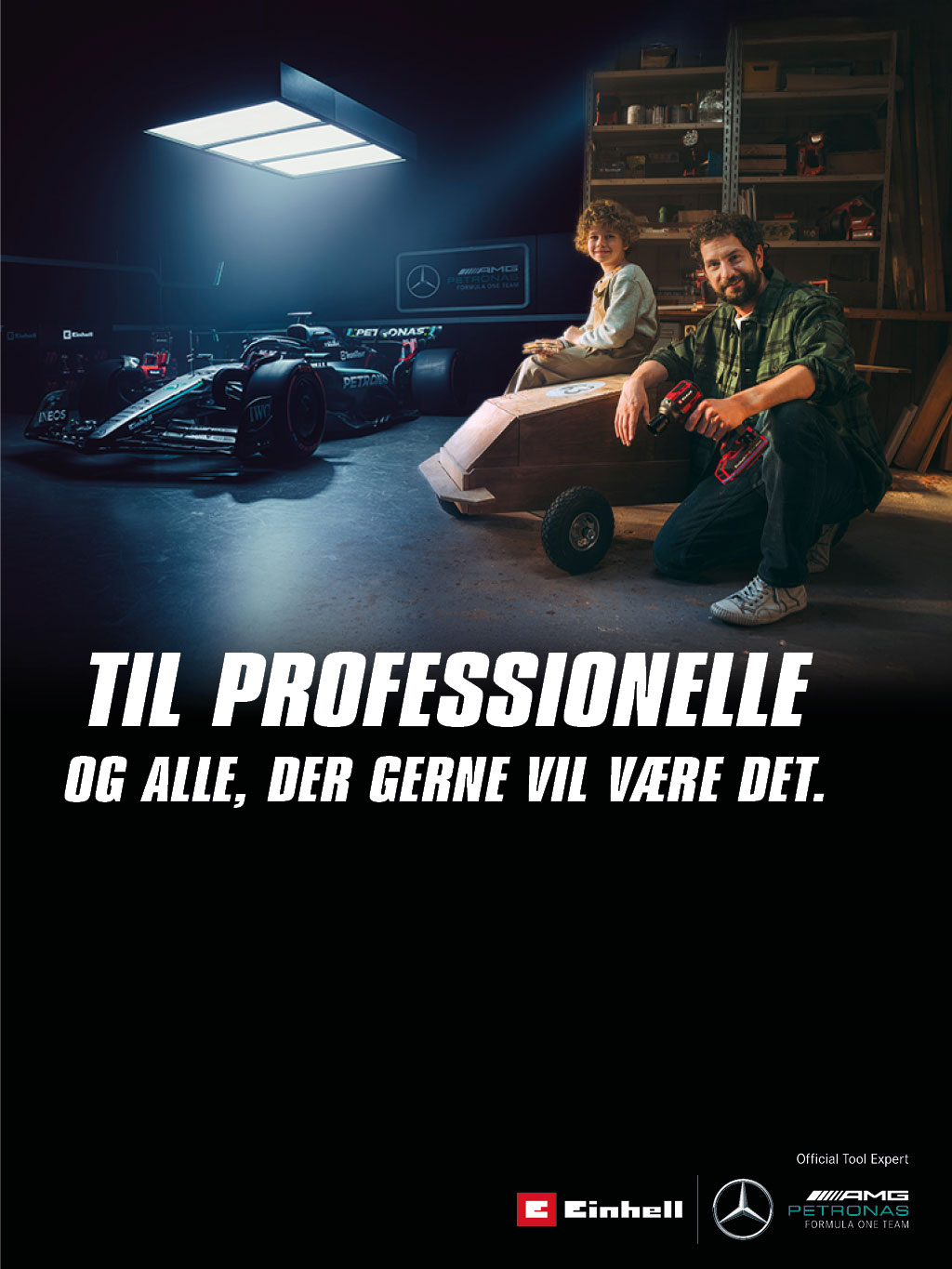 En far og et barn i et værksted med en hjemmelavet sæbekassebil. I baggrunden står en Mercedes-AMG PETRONAS Formel 1-bil og Einhell-værktøj. Tekst til højre: »For professionelle og dem, der gerne vil blive det.«