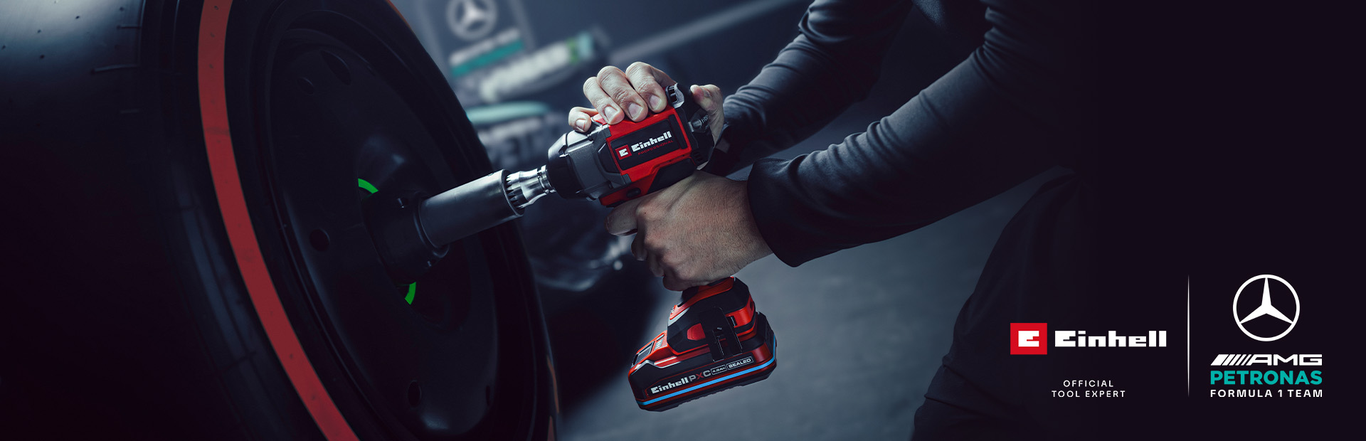 Einhell batteridrevet slagnøgle i brug på et bilhjul, med Mercedes-AMG Petronas Formula One Team-branding og partnerskabslogo