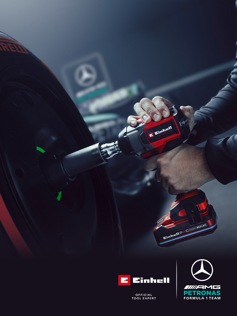 Einhell batteridrevet slagnøgle i brug på et bilhjul, med Mercedes-AMG Petronas Formula One Team-branding og partnerskabslogo