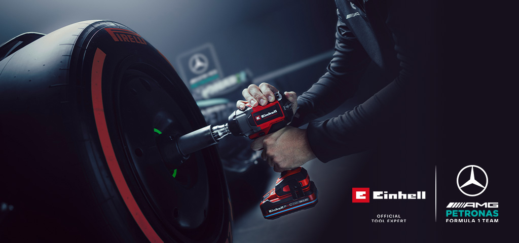 Einhell batteridrevet slagnøgle i brug på et bilhjul, med Mercedes-AMG Petronas Formula One Team-branding og partnerskabslogo