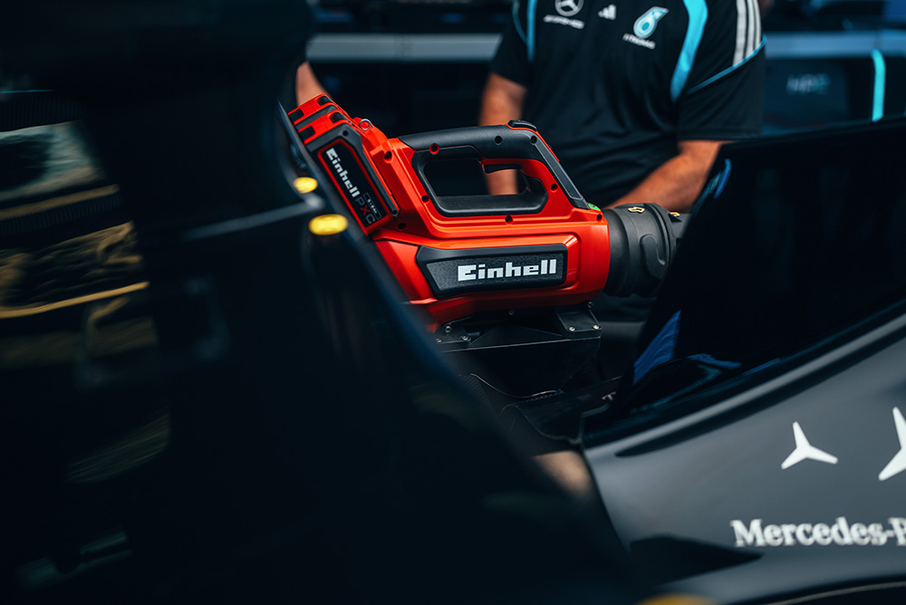 Formel 1-mekaniker arbejder i bilens cockpit i garagen.