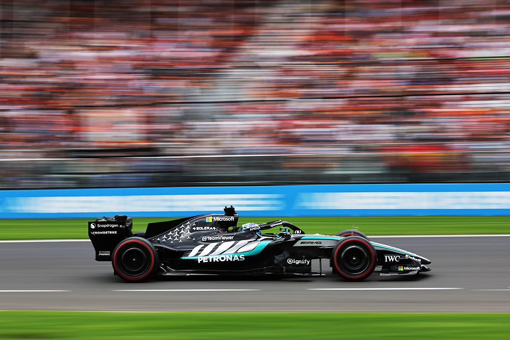 Formel 1-bil kører med høj hastighed på banen.