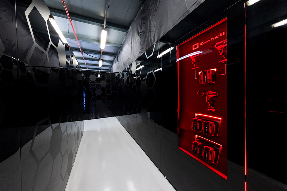 Gang i Formel 1-garage i pitlane med rød belysning