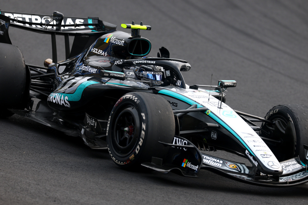 Mercedes Formel 1-bil kører på banen