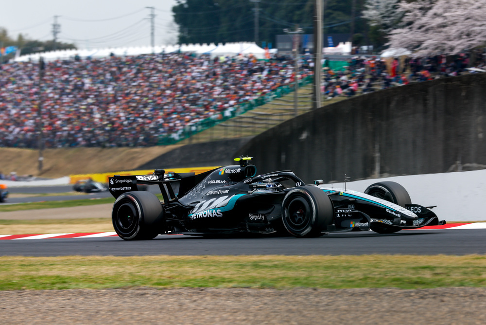 Mercedes F1-bil kører forbi fyldte tribuner
