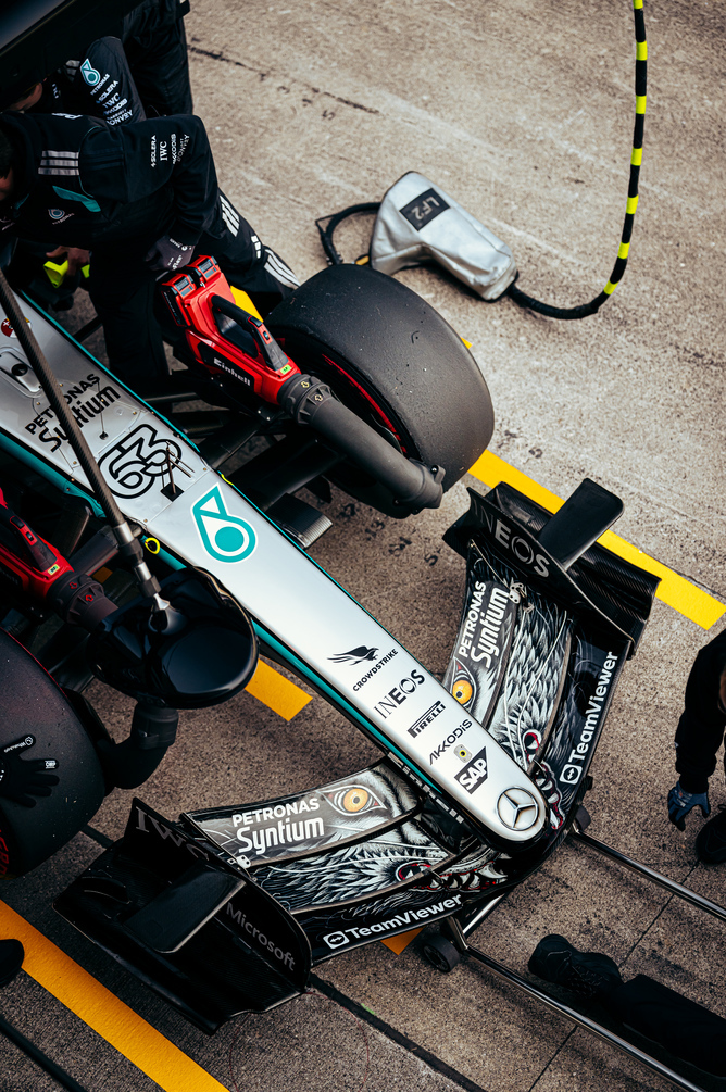 Overblik af Mercedes F1-bil i garagen
