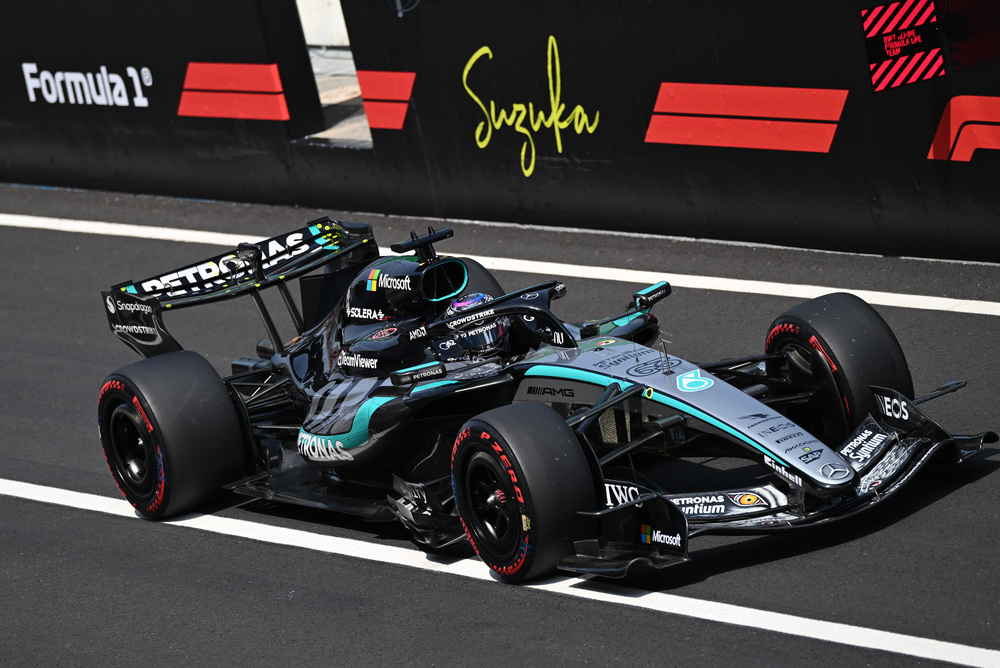 Mercedes Formel 1-bil på banen med sponsorlogoer
