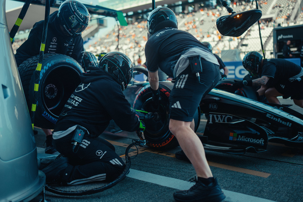 Mercedes pit crew arbejder på bilen under pitstop
