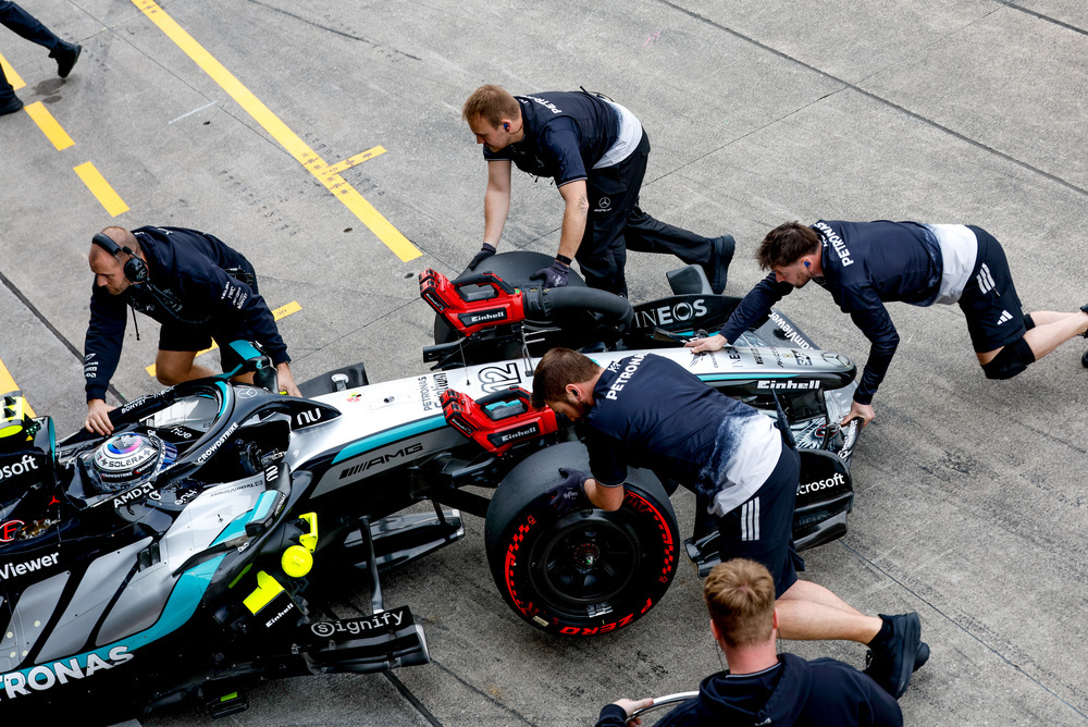 Mercedes pit crew skifter dæk under løbet