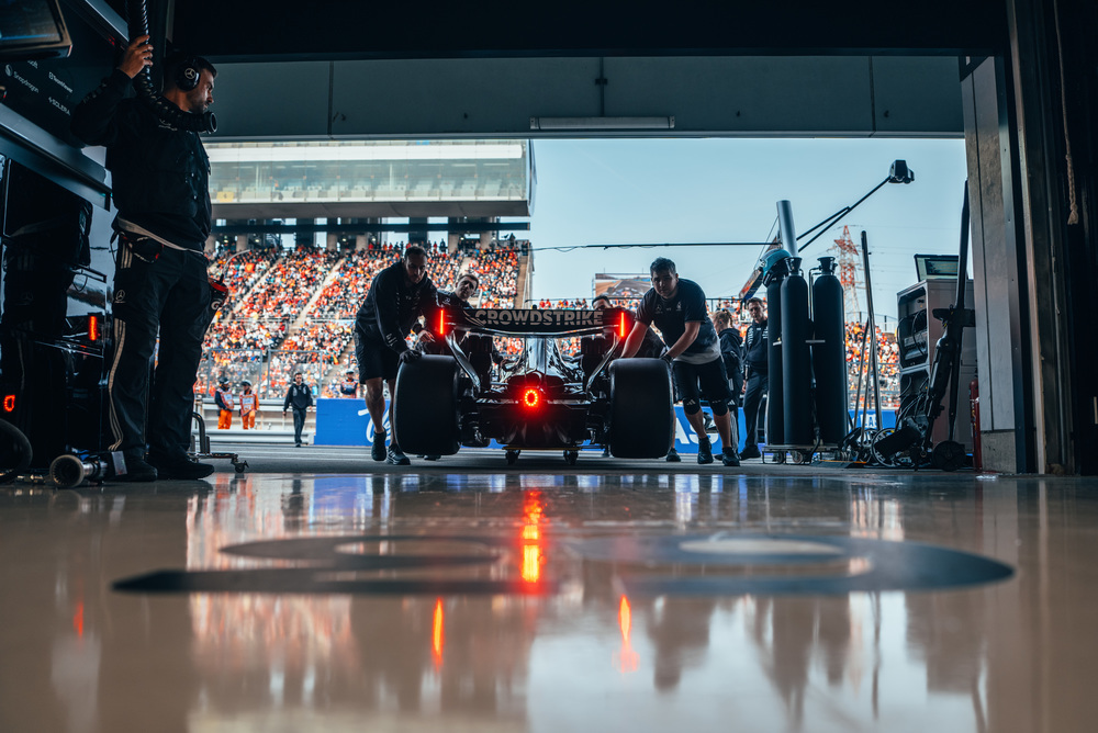 Mercedes F1-bil i garagen med udstyr og lys