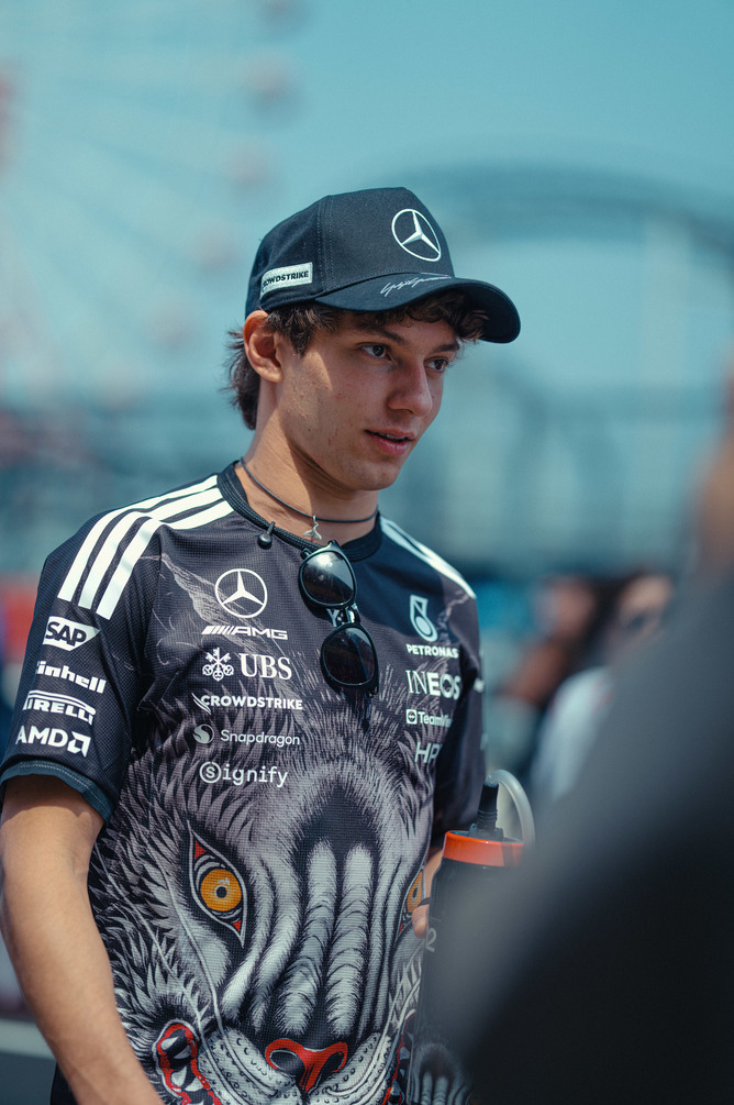 Mercedes F1-kører i teamtøj