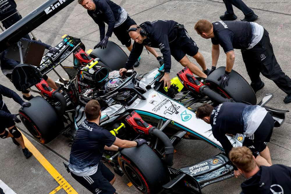 Mercedes pit crew servicerer bilen under stop