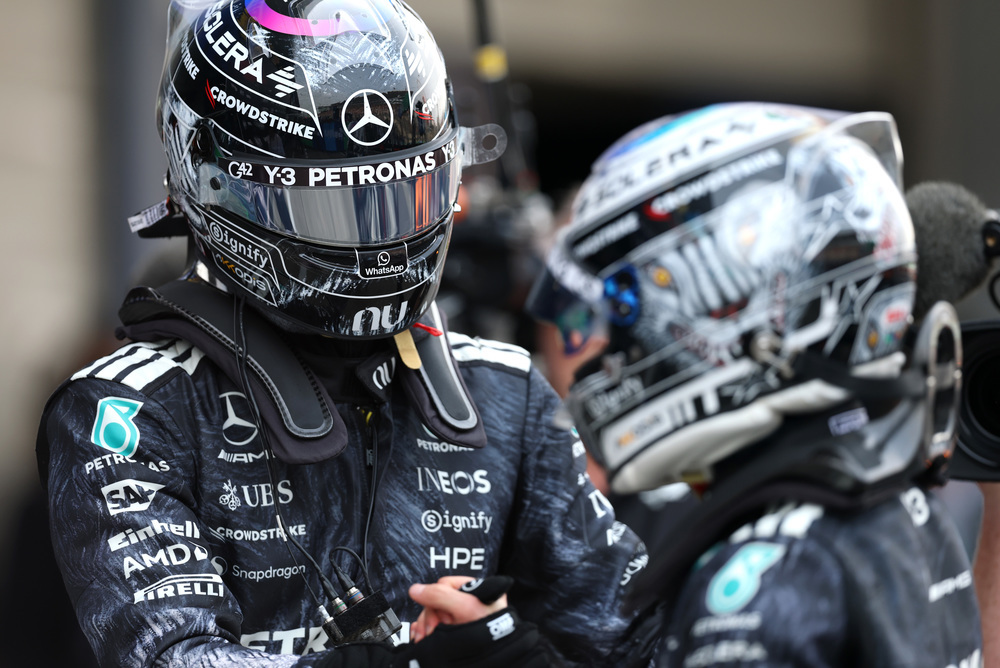 To Mercedes F1-kørere i dragter og hjelme