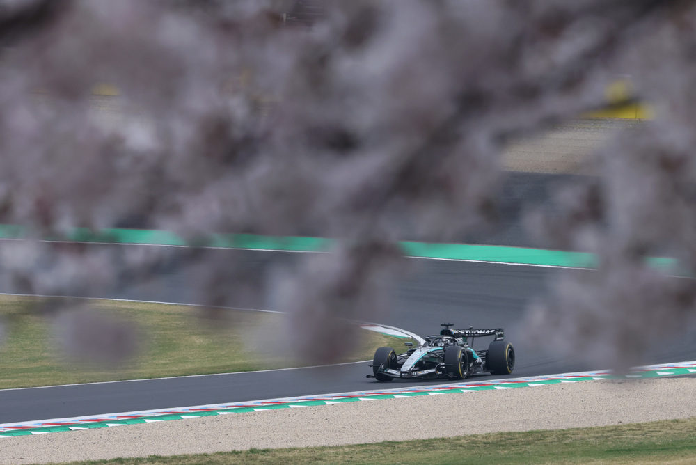 Mercedes F1-bil kører hurtigt i det fjerne