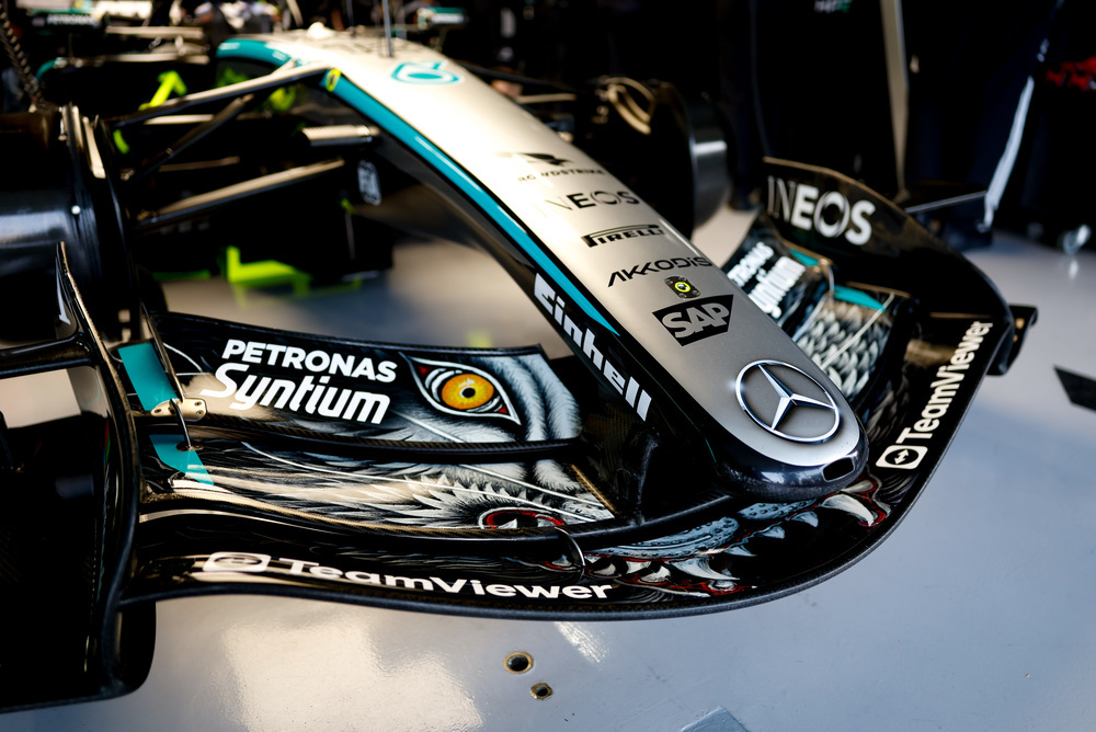 Nærbillede af fronten på en Mercedes F1-bil